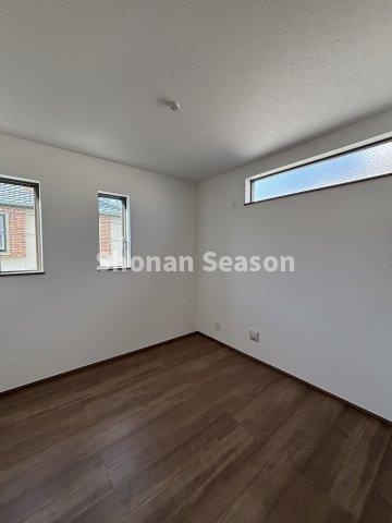 【洋室】 | 高窓から自然光が降り注ぎます♪