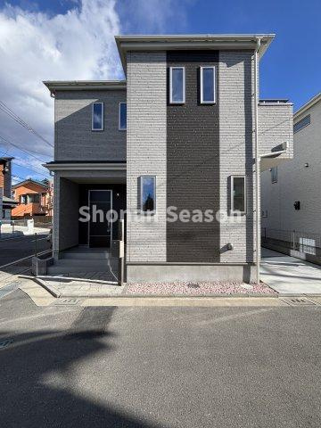 【外観】 | 全2棟◎幼稚園・小学校・中学校近く子育て世代注目の4LDK！
建物完成済みにつき、実際のお住まいをご案内できます♪