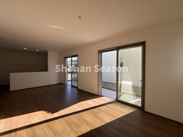 【居間・リビング】 | 自然光差し込むLDKです♪