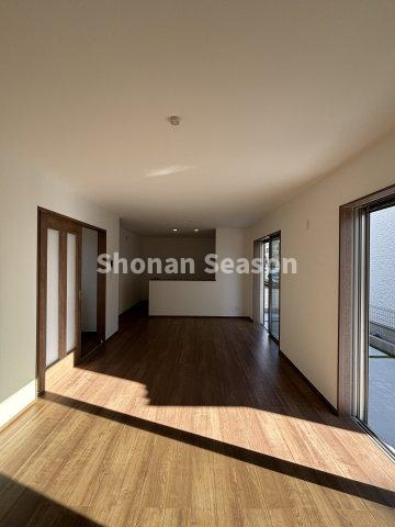 【居間・リビング】 | リビングを見渡しながらお料理できるカウンターキッチン仕様◎