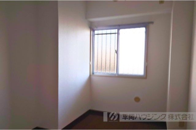 チェリーコートの洋室|左側洋室　北側ですが前面に建物が無いので明るいです