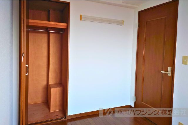 チェリーコートの洋室|左側洋室　収納もついてます