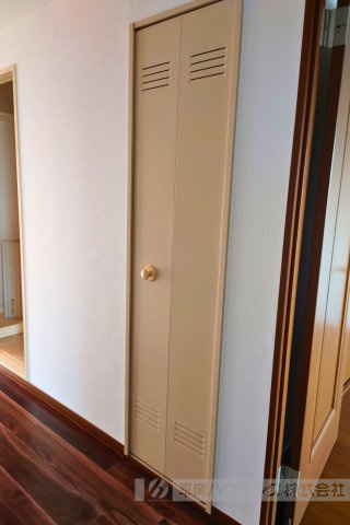 チェリーコートの収納|廊下の収納です　お掃除道具や季節の道具のお片付けにご利用いただけます。ささやかな収納ですがあると便利です。