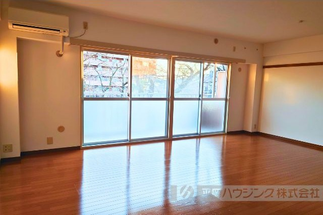 チェリーコートの居間・リビング|広々　17帖のＬＤＫです。明るい南向き。