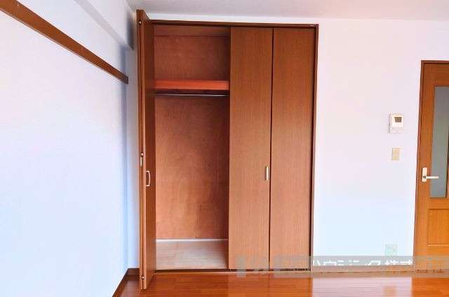 チェリーコートの居間・リビング|ＬＤＫにも収納が設置されています。