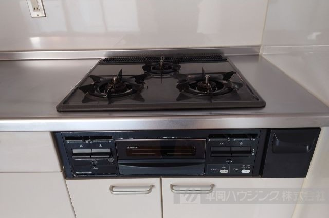 チェリーコートのキッチン|都市ガスの３口ガスコンロはお料理もはかどります