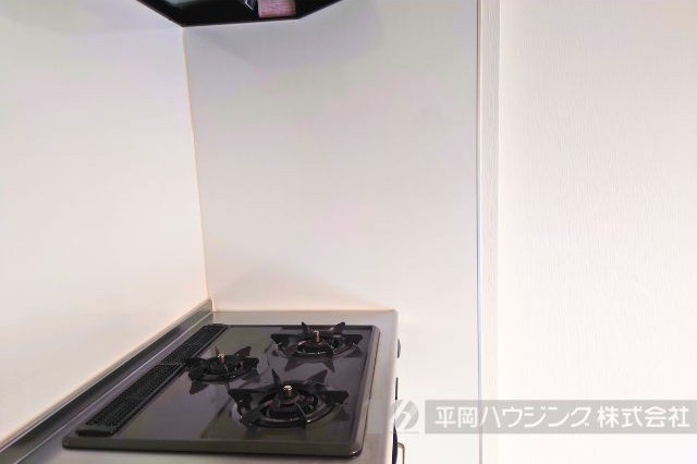 チェリーコートのキッチン|ガスコンロ、シンク周りはキッチンパネル貼り
