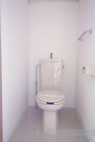 チェリーコートのトイレ|タオル掛けや　タンク上にも棚が設置されております