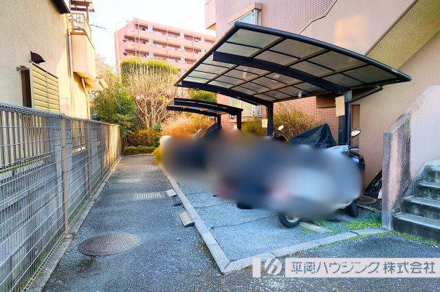 チェリーコートの駐車場|お住いの方用屋根付きのバイク置き場（別途契約。満車の場合もありますのでお問い合わせください）