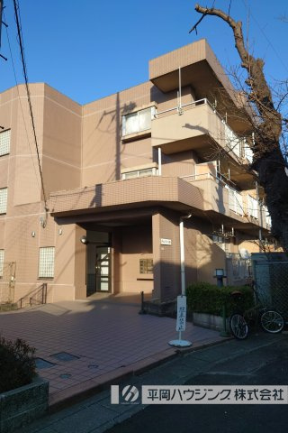 チェリーコートのエントランス|落ち着いたエントランス。エントランス近くの桜の木は春のお楽しみです。