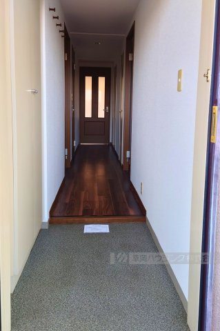 チェリーコートの玄関|壁の白さと床のコントラストが美しいお部屋です