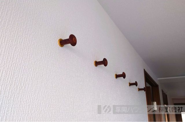 チェリーコートの設備|玄関近くの廊下にはフックも設置　マイバックも持ち出し忘れも減りそうですね