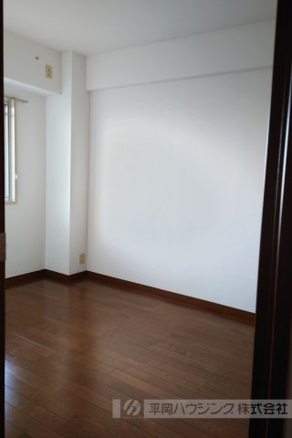 チェリーコートの洋室|左側洋室　廊下からの撮影です