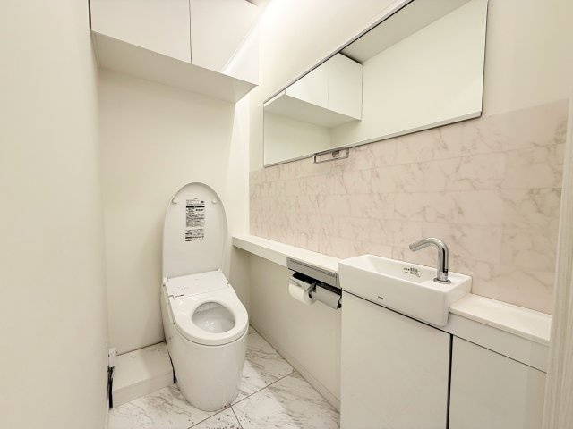 エルシオ玉川上水のトイレ|収納付きなのでトイレットペーパーや掃除用具をしまっておけて、すっきりした空間に。