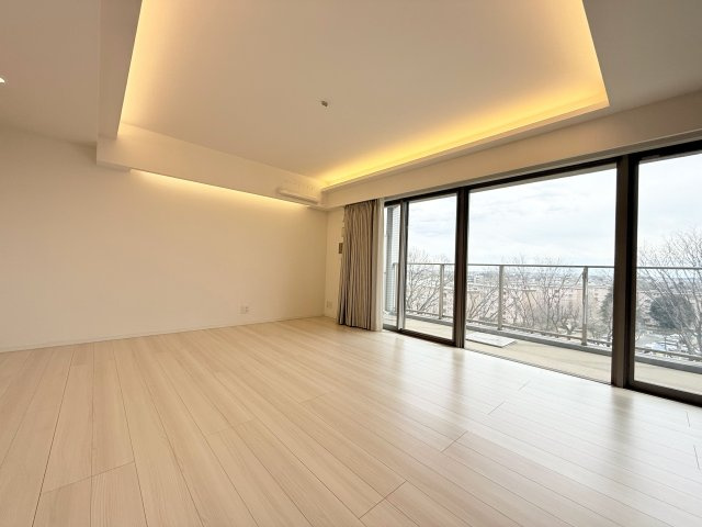 エルシオ玉川上水の居間・リビング|大きな窓からたっぷりの陽射しが射し込むLDK。