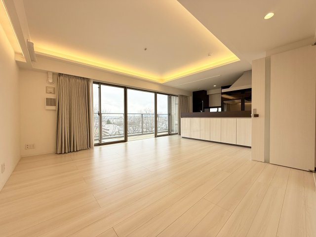 エルシオ玉川上水の居間・リビング|約19.3帖の広々LDKです。大きなソファやおしゃれなダイニングセットなど、お気に入りのインテリアで家族団らんの時間がより一層充実して過ごせます♪