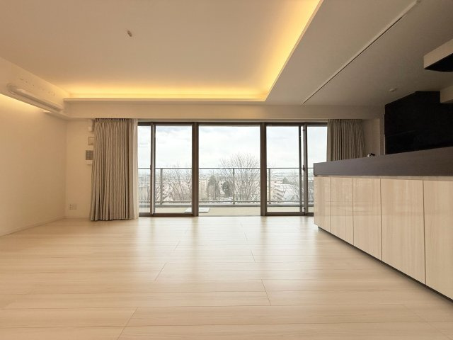 エルシオ玉川上水の居間・リビング|7階部分なので、開放的な眺望が得られます♪プライバシーの確保もしやすいのでカーテンを閉め切ったまま、ということも少なくなりますよ☆