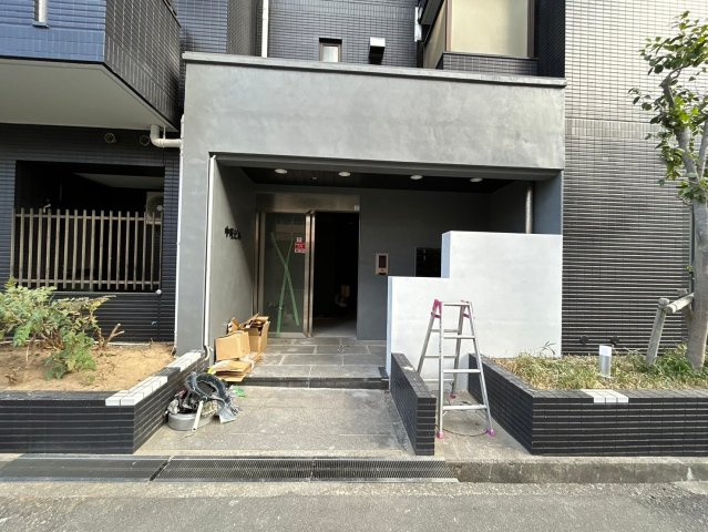 豊中市南桜塚３丁目の賃貸マンションのエントランス