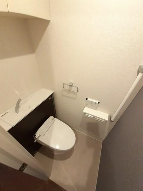 アン　ハヤシ　インクのトイレ