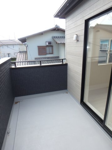 霞ヶ関北5丁目　4LDK新築戸建　駐車２台のバルコニー