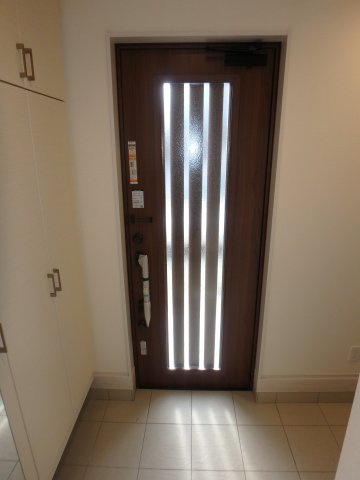 霞ヶ関北5丁目　4LDK新築戸建　駐車２台の玄関