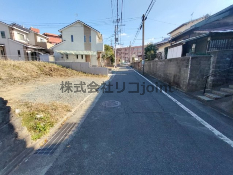 久留米市国分町1496番地5の前面道路含む現地写真
