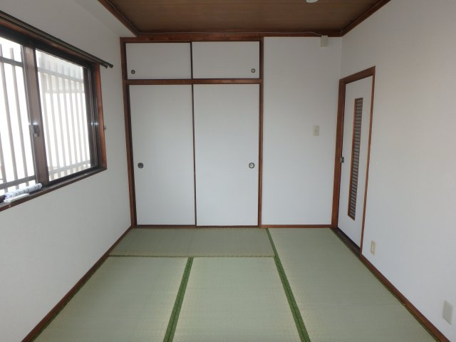 小郡市祇園　３階建住宅の和室|押入が付いています。