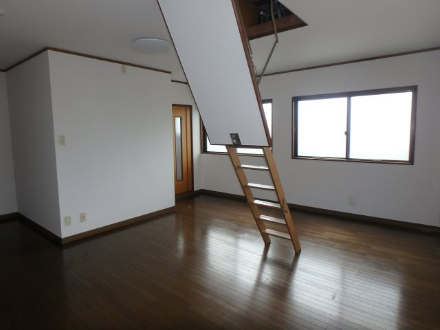 小郡市祇園　３階建住宅の洋室|小屋裏収納へは収納式はしごを上ります。