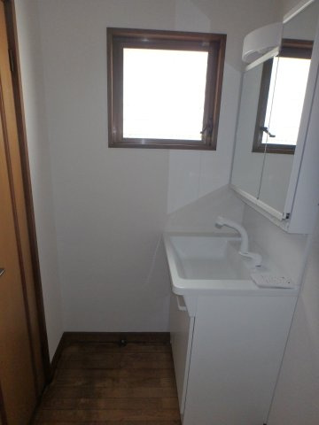 小郡市祇園　３階建住宅の独立洗面台|２階のシャワー付きの洗面化粧台です。