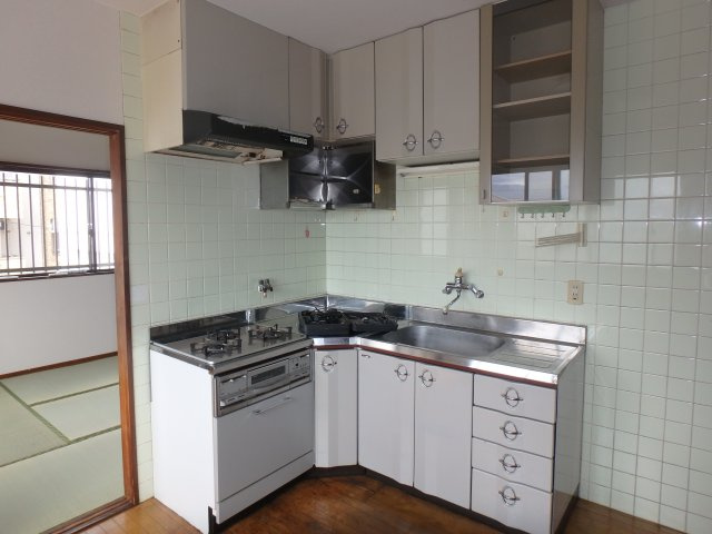 小郡市祇園　３階建住宅のキッチン|L型キッチンが付いています。