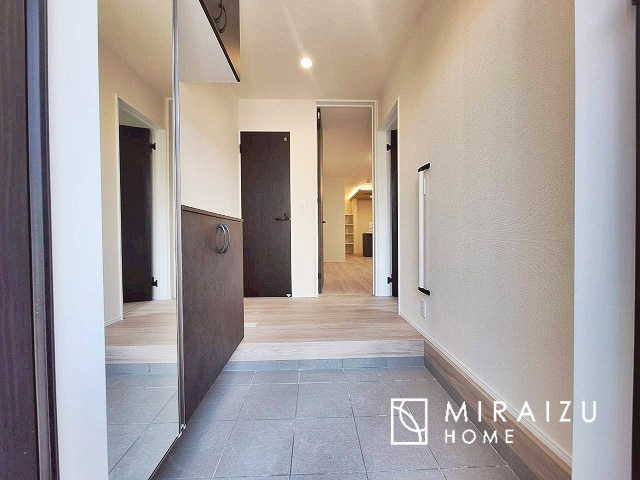 【玄関】 | 永く住むからこそシンプルで飽きのこないデザインに。ただいま、おかえりの温かな声が聞こえる玄関。