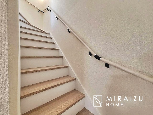 【内装】 | 安全性に配慮した手すり、清潔感や明るい陽光を取り入れてくれる窓がある階段。LED照明付きでお財布にもやさしいつくり。