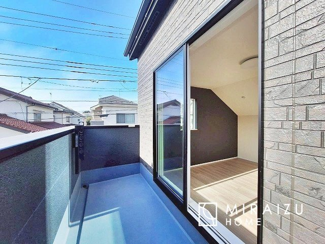 【バルコニー】 | 暮らしやすさを考えたプランで快適な現地ロケーションを実現。安らぎに満たされる、ゆとりのある日々を過ごせます♪