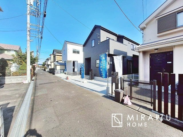 【外観】 | 青く澄み渡った綺麗な空と、陽の光をたっぷりと受ける、そんな新築住宅で新生活をスタートしてみませんか？見学・ご相談等、ミライズホーム(株)までお気軽にご連絡下さい。