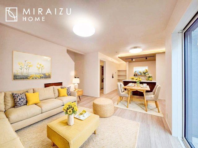 【居間・リビング】 | お子さんが宿題をしたり、ちょっとした作業もできる、家族みんながそれぞれの時間を過ごせるリビングです。