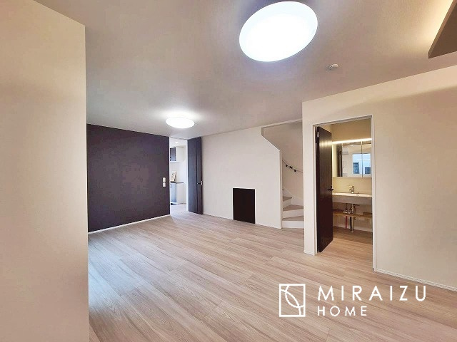 【居間・リビング】 | 窓が多いと温かな太陽の光と心地いい風が室内へと入ります。家族が集まるリビングは明るく過ごしやすいつくりです。窓が多いお家は住みやすい証です。