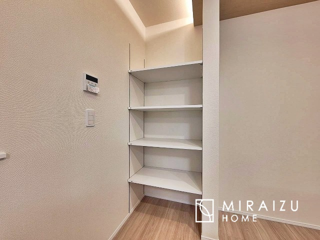 【キッチン】 | 収納力と機能性を備えたシステムキッチン。圧力鍋や大きなフライパンなどの調理器具から調味料など幅広く収納し、お料理のしやすいつくりになっています。