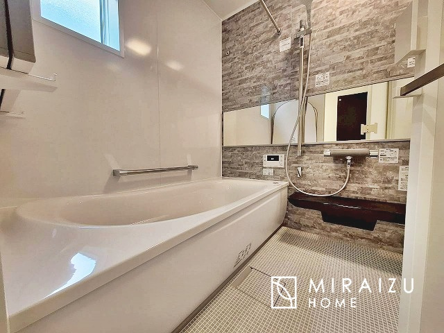 【浴室】 | お子さんとわいわいと楽しいバスタイムもよし、一人でゆったりと入るのもよし、浴室換気乾燥機付きのユニットバス。お洗濯物を干せるだけでなく、カビ防止にもなります。