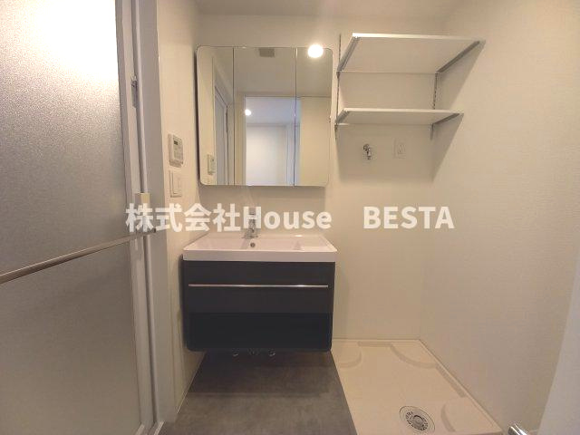 GENOVIA神戸新開地駅前の独立洗面台