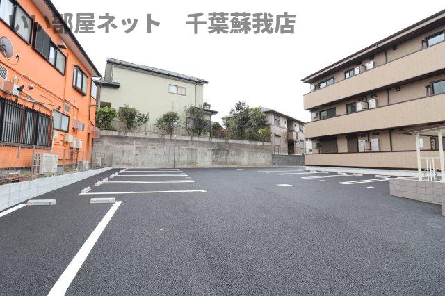 D-ROOM小久保の駐車場|車をお持ちの方に嬉しい駐車場付きの物件です