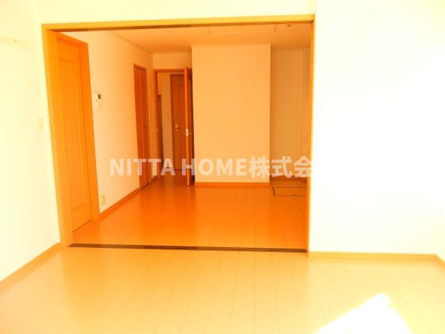 ベルファミーユⅢ１番館の居間・リビング|引き戸も開けると広い空間に◇