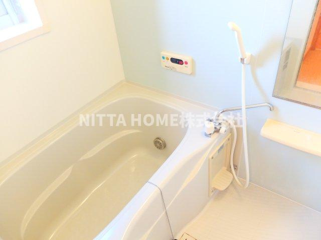 ベルファミーユⅢ１番館の浴室|浴室に小窓有り◎追い焚き機能＆浴室乾燥付き◎