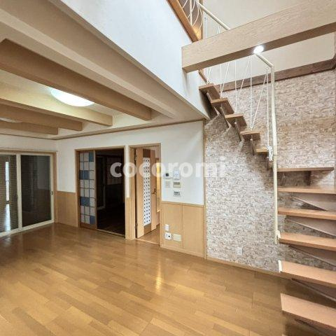 私部西戸建ての居間・リビング