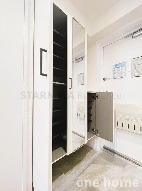 三国駅前アーバンコンフォートの玄関|◆玄関にはシューズボックス完備！
◆姿見がありお出掛け前の身支度チェックもバッチリです！