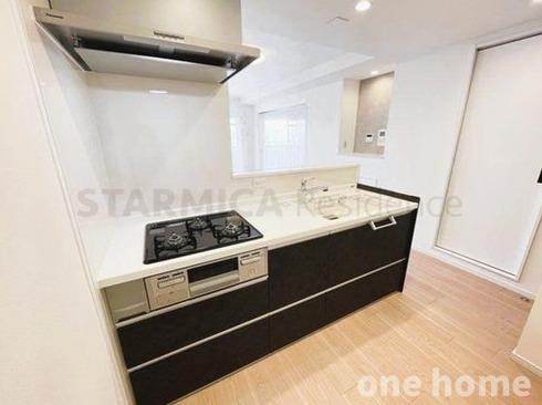 三国駅前アーバンコンフォートのキッチン|◆グリル付３口ガスコンロ搭載！
◆スタイリッシュなレンジフードです！