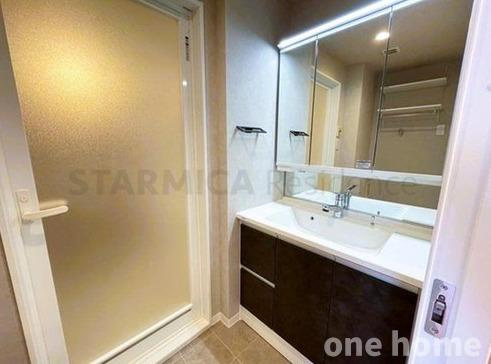 三国駅前アーバンコンフォートの独立洗面台|◆三面鏡の洗面化粧台です！ミドルミラー付きで、お子様の目線にも鏡があります♪