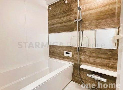 三国駅前アーバンコンフォートの浴室|◆広々とした浴室です！アクセントパネルがお洒落な空間を演出♪