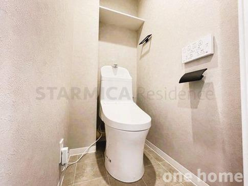 三国駅前アーバンコンフォートのトイレ|◆温水洗浄便座付きトイレです！操作がしやすい壁掛けリモコンです！