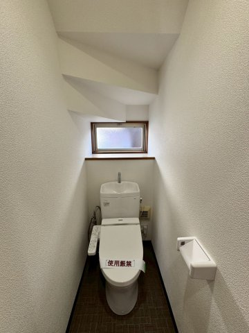 飯能市征矢町中古戸建てのトイレ|毎日使いやすい便利な仕様の温水洗浄トイレは、掃除がしやすくいつも清潔な空間に保てます♪
