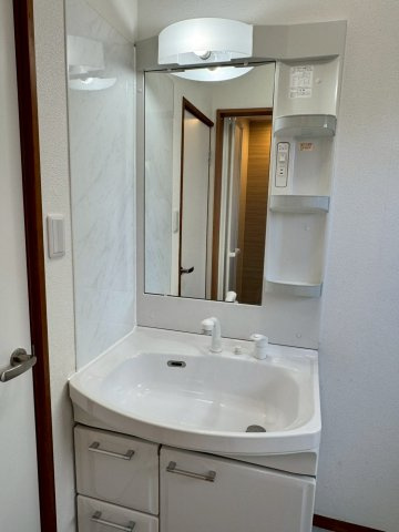 飯能市征矢町中古戸建ての独立洗面台|清潔感のある明るい雰囲気の洗面室です。ゆとりある洗面スペースで朝の身支度もスムーズに。
